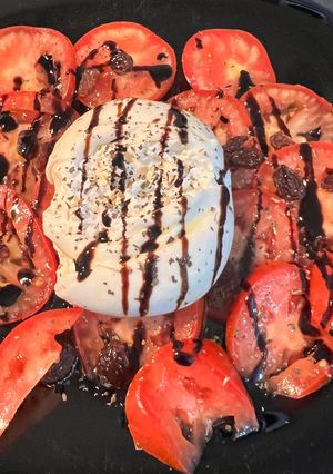 Una foto de Ensalada de queso burrata