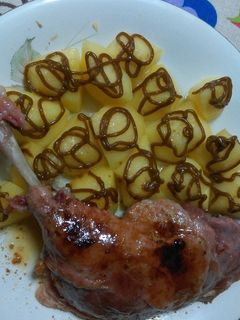 Una foto de Confit de pato con manzana y salsa de mango
