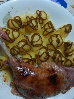 Una foto de Confit de pato con manzana y salsa de mango