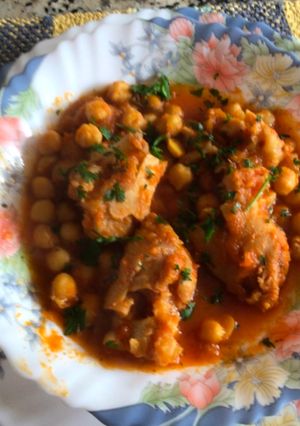 Una foto de Patitas de cerdo con garbanzos