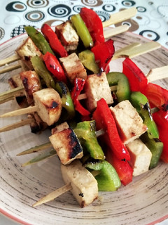 Una foto de Brochetas de tofu y pimiento