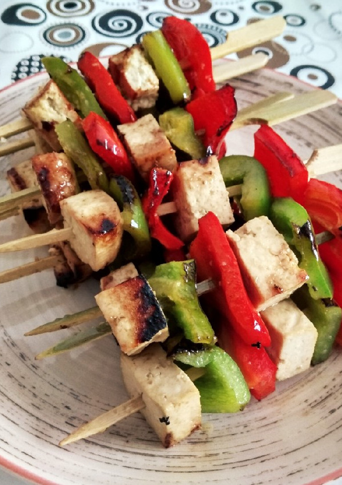 Una foto de Brochetas de tofu y pimiento