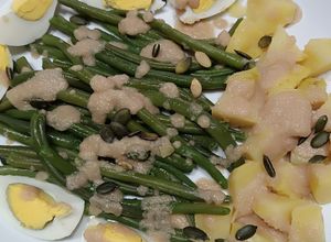 Foto di Insalata di patate, fagiolini e uova soda con vinaigrette di pera