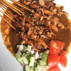 A picture of Sate ayam simpel enak banyak.