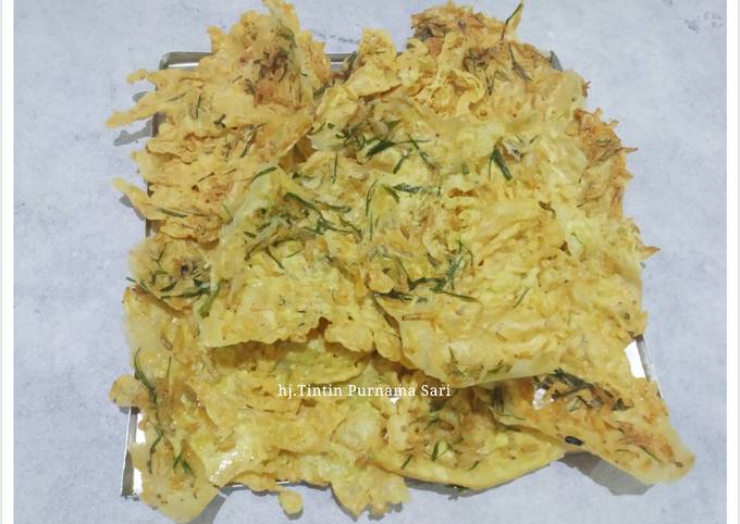 Proses memotong daun jeruk untuk rempeyek di Kecamatan Ngasem