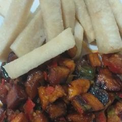 A picture of Fried yam with meat dodo.