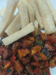 A picture of Fried yam with meat dodo.