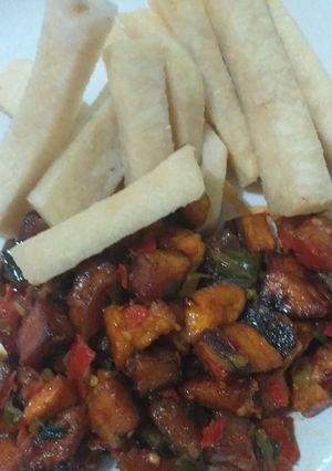 A picture of Fried yam with meat dodo.