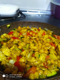 Una foto de Garbanzos con pollo y verduras estilo asiático