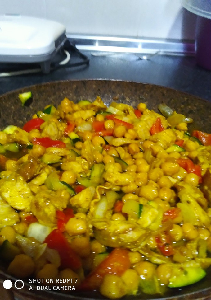 Una foto de Garbanzos con pollo y verduras estilo asiático
