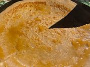 Una foto di pancake con acqua