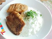 Una foto de pescado frito trucha