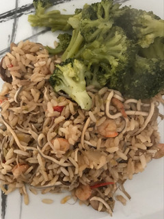 Una foto de Arroz integral con gulas