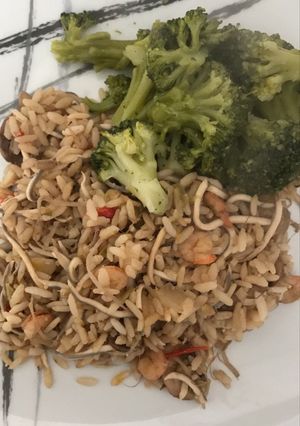 Una foto de Arroz integral con gulas