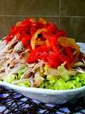 Ensalada piramidal de melva fresca con cebollas y piquillos