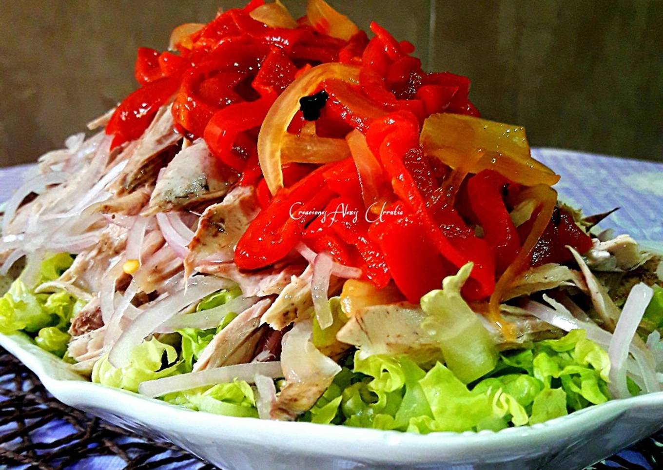 Ensalada piramidal de melva fresca con cebollas y piquillos