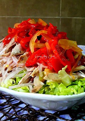 Foto principal de Ensalada piramidal de melva fresca con cebollas y piquillos