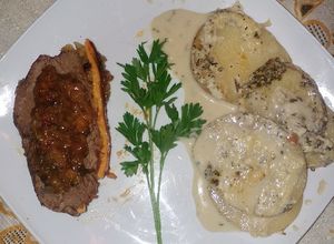 Una foto de Filet Hope gratinado en cheddar, con papas suaves a la menta