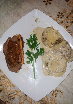 Una foto de Filet Hope gratinado en cheddar, con papas suaves a la menta