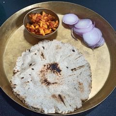A picture of Jowari Bhakri.