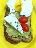 Tostón con Palta, Huevo y Queso Azul