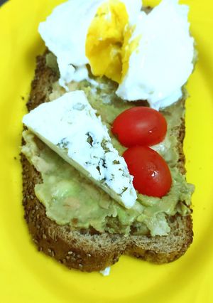 Una foto de Tostón con Palta, Huevo y Queso Azul