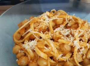 Una foto de Fideos con salsa y garbanzos