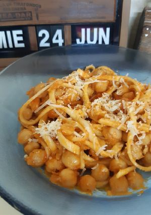 Una foto de Fideos con salsa y garbanzos