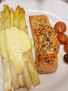 Hình của món Cá hồi áp chảo và măng tây nướng.
