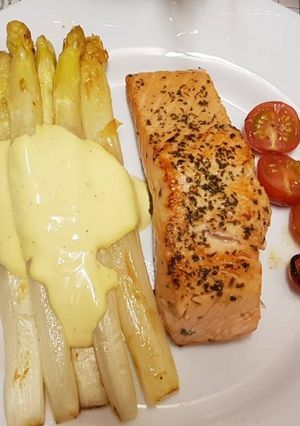 Hình của món Cá hồi áp chảo và măng tây nướng.