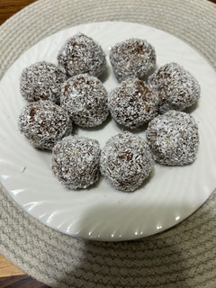 Una foto de Trufas saludables de banana y nuez