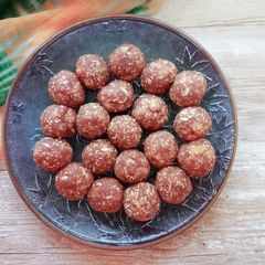Whole wheat sesame ladoo A picture of Whole wheat sesame ladoo.