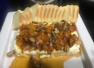 Una foto de Dip de queso crema con uchuvas y almendras