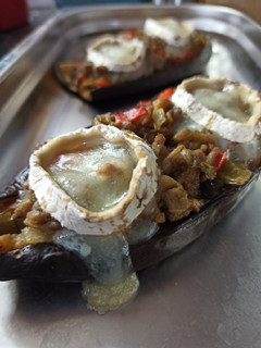 Una foto de Berenjena rellena con gratinado de queso de cabra