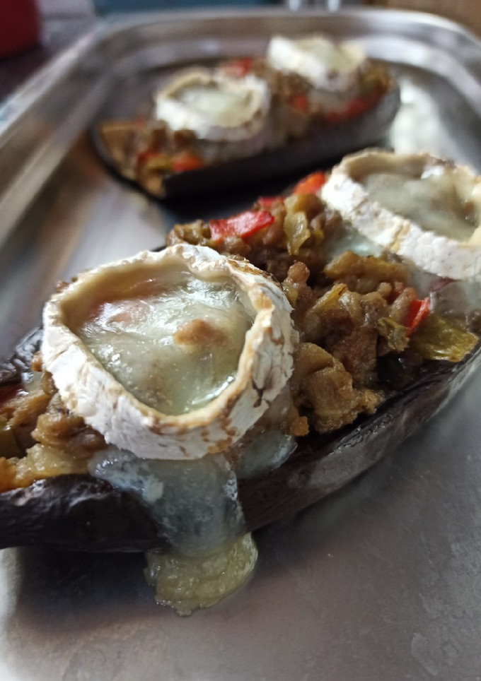 Una foto de Berenjena rellena con gratinado de queso de cabra
