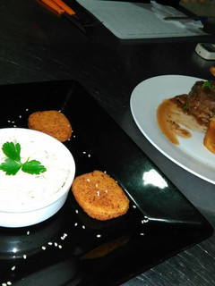 Una foto de Entrada: milanesas de muzzarella con salsa tártara. Plato: Filet Mignon en salsa de vino y champiñones, con tubos de papas rellenas y masa bomba