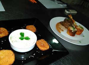 Una foto de Entrada: milanesas de muzzarella con salsa tártara. Plato: Filet Mignon en salsa de vino y champiñones, con tubos de papas rellenas y masa bomba