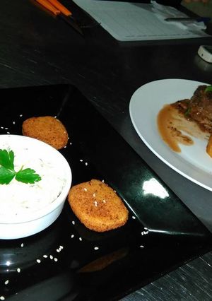 Una foto de Entrada: milanesas de muzzarella con salsa tártara. Plato: Filet Mignon en salsa de vino y champiñones, con tubos de papas rellenas y masa bomba