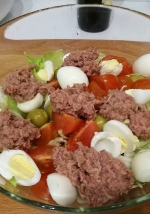 A picture of Green Salad "Venice" with tuna.