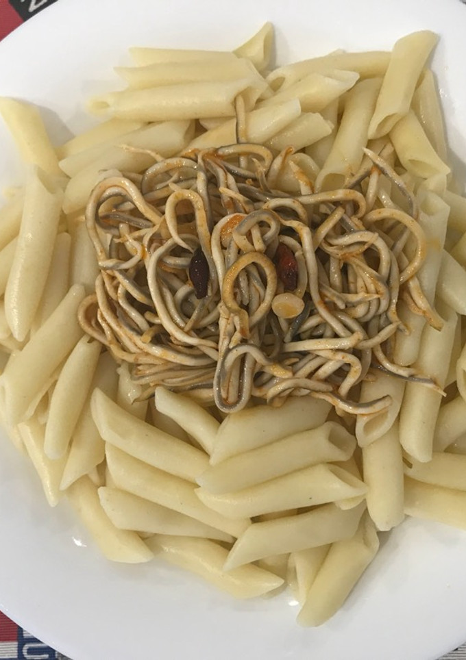 Una foto de Macarrones con gulas