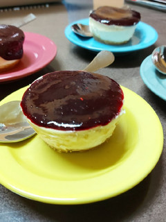 Una foto de Cheesecake con salsa de frutos rojos