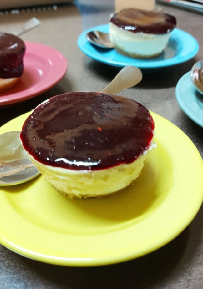 Una foto de Cheesecake con salsa de frutos rojos