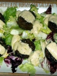 Una foto de Ensalada de morcilla de Burgos con vinagreta de yogur
