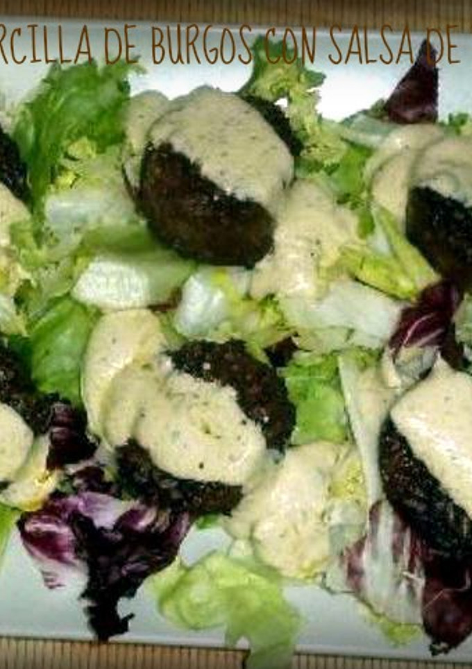 Una foto de Ensalada de morcilla de Burgos con vinagreta de yogur