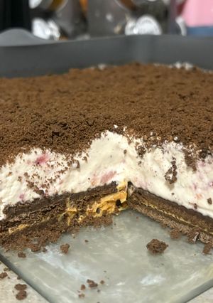 Una foto de Chocotorta Helada De Frutillas Con Dulce De Leche🍓