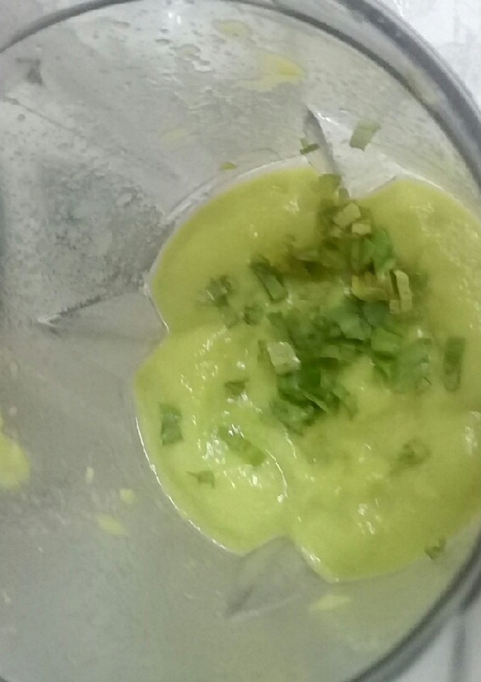 Una foto de Pasta de aguacate con cilantro