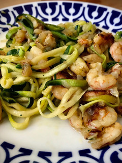 Una foto de Spaghetti de calabacín con gambas
