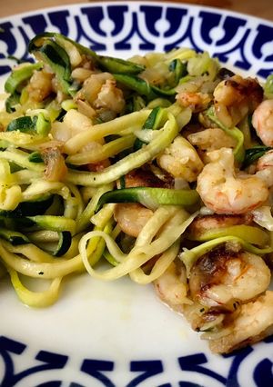 Una foto de Spaghetti de calabacín con gambas