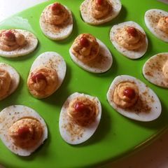 A picture of Sriracha Deviled Eggs.