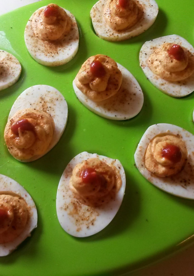 A picture of Sriracha Deviled Eggs.
